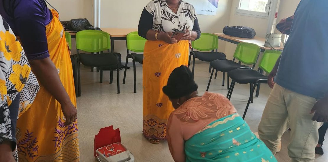 Apprentissage des gestes de Premiers Secours dans une entreprise à Kawéni lors d'une formation PSC