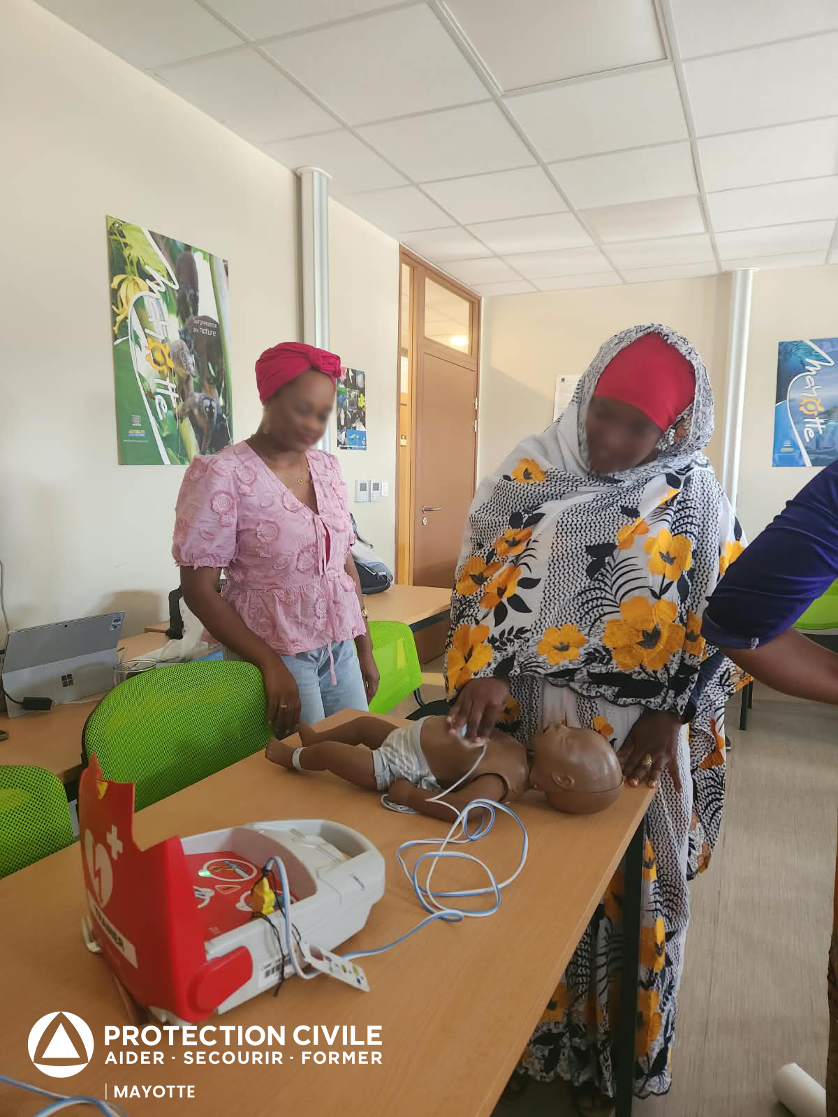 Apprentissage des gestes de Premiers Secours dans une entreprise à Kawéni lors d'une formation PSC