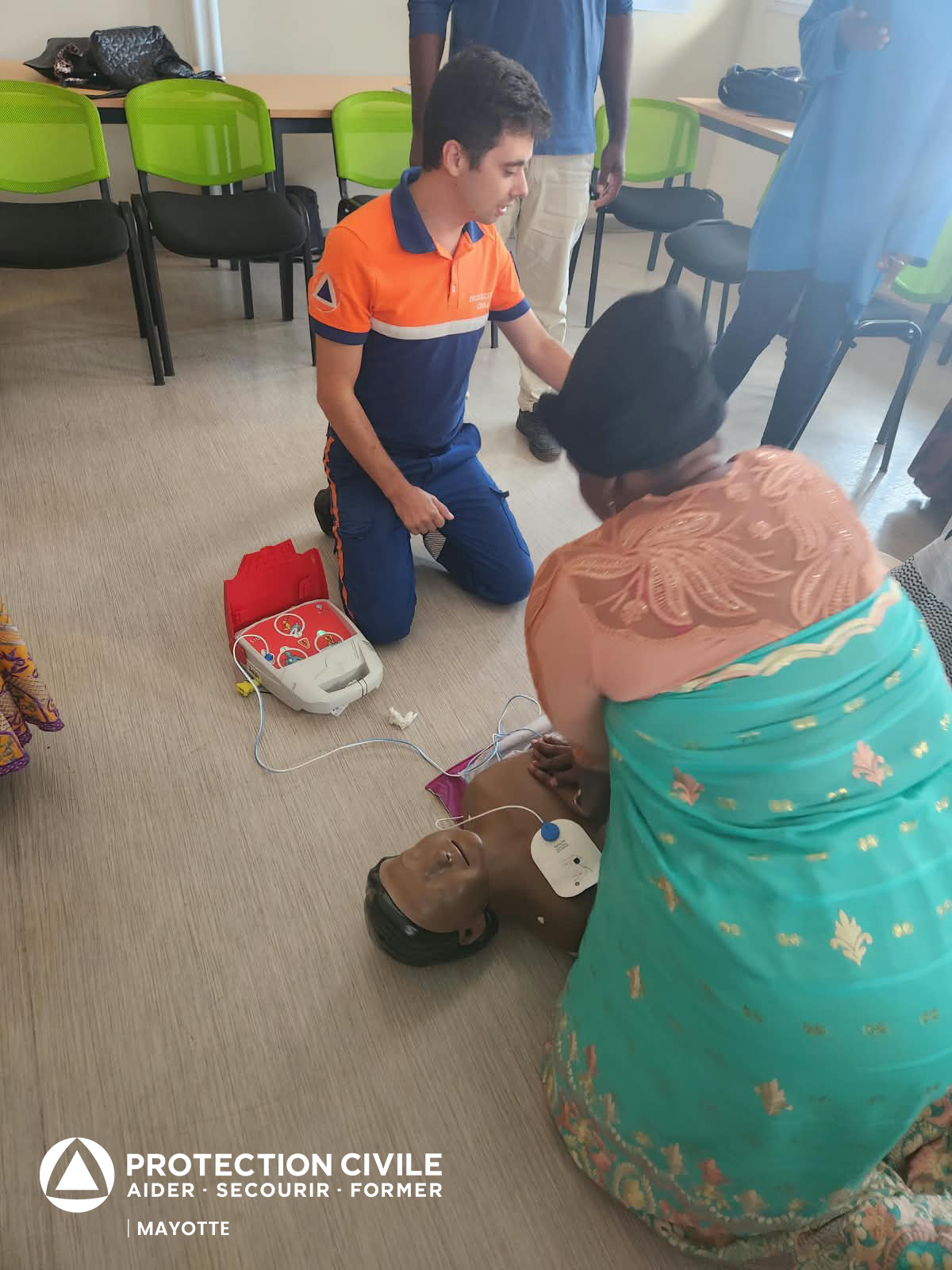 Apprentissage des gestes de Premiers Secours dans une entreprise à Kawéni lors d'une formation PSC